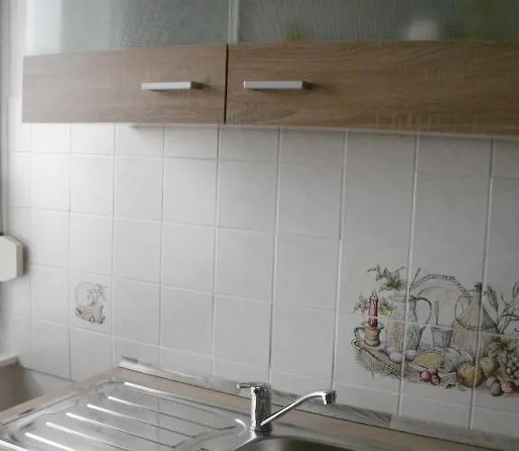 Mit Balkon 아파트 *